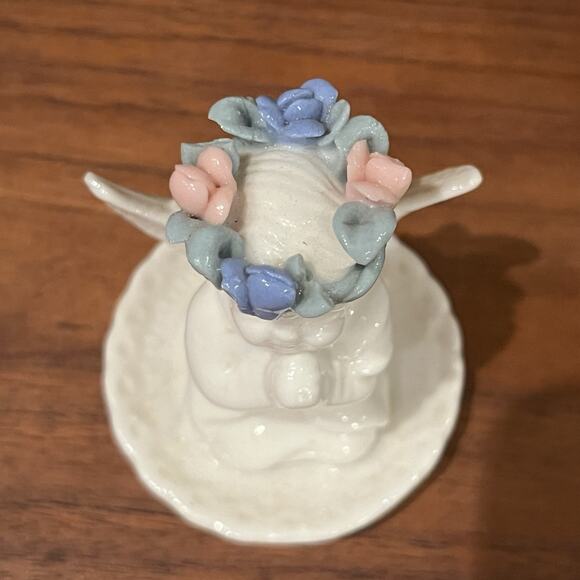 Vintage Porcelain Praying Angel Cherub Kneeling Ring Jewelry Holder Figurine - Picture 3 of 6